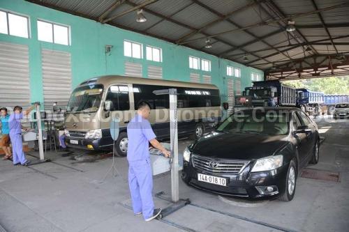 Thủ Tục Đăng Kiểm Ô Tô Mới Và Gia Hạn Đăng Kiểm - Hình 2 Xe ô tô đang xếp hàng chờ đăng kiểm lại - 2